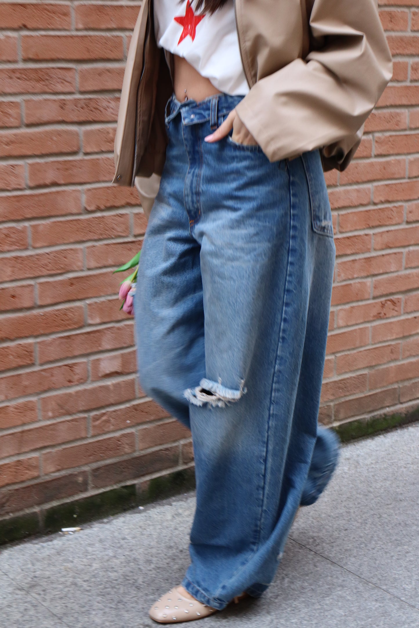 JEANS BAGGY CON RISVOLTO IN CINTURA E ROTTURE