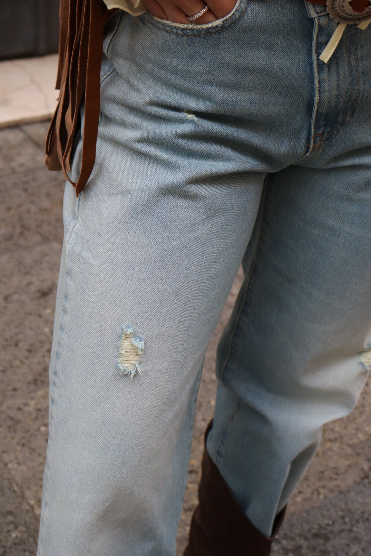 JEANS BOTTONE ASSSIMMETRICO CON STRAPPI AZZURRO
