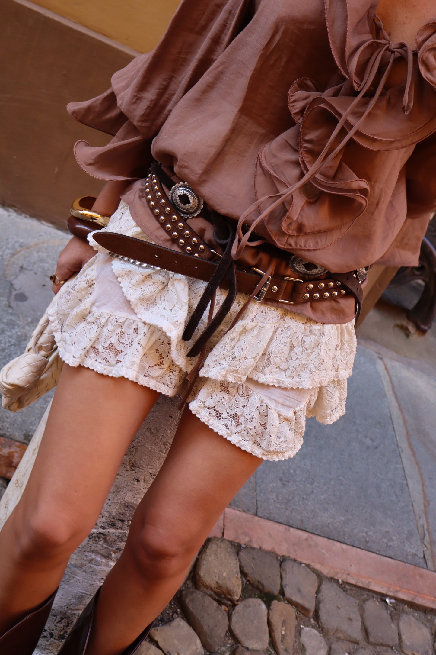 PANTA GONNA IN PIZZO CON BALZE