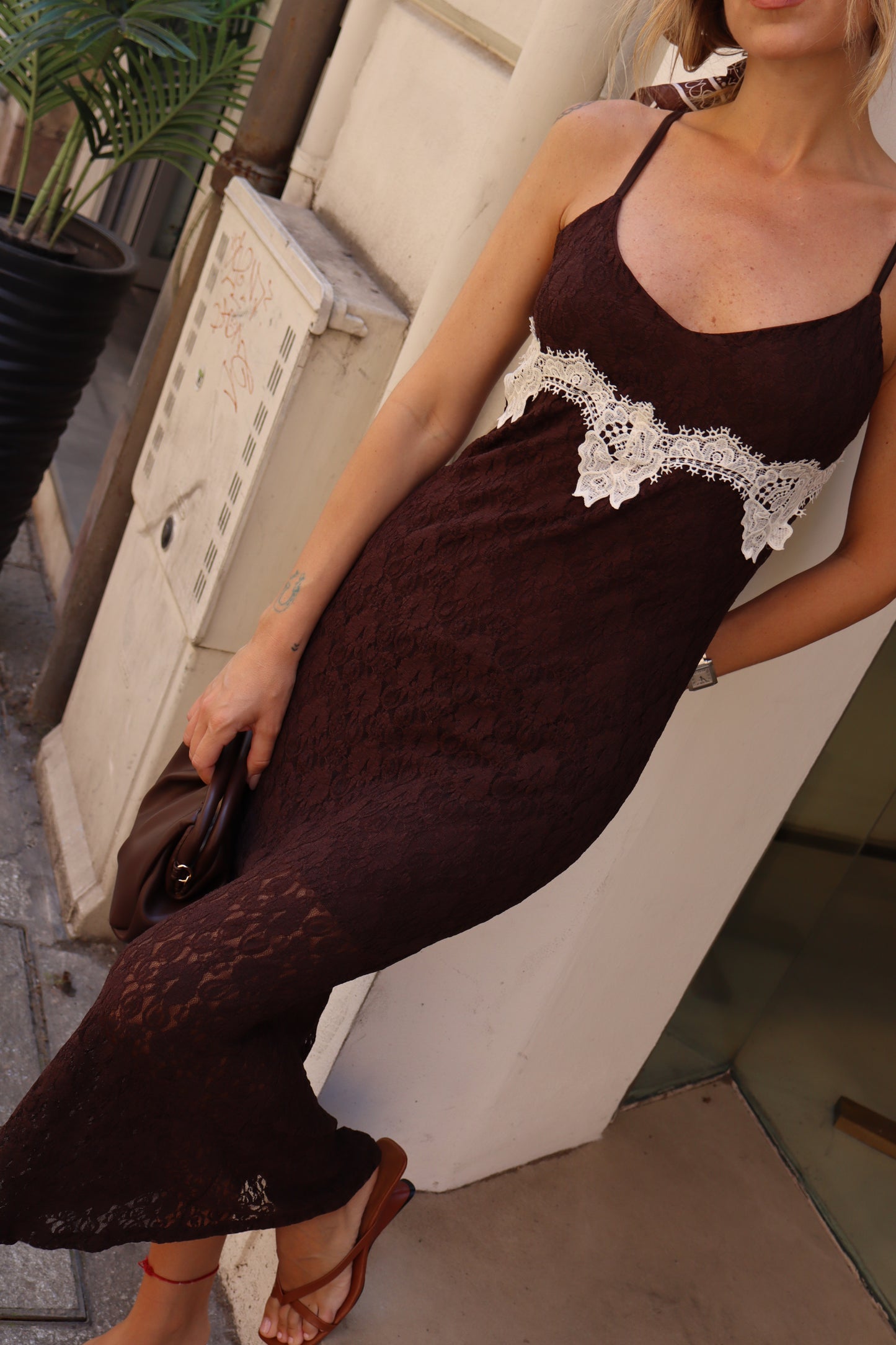 ABITO LUNGO  PIZZO CON SPALLINE SOTTILI