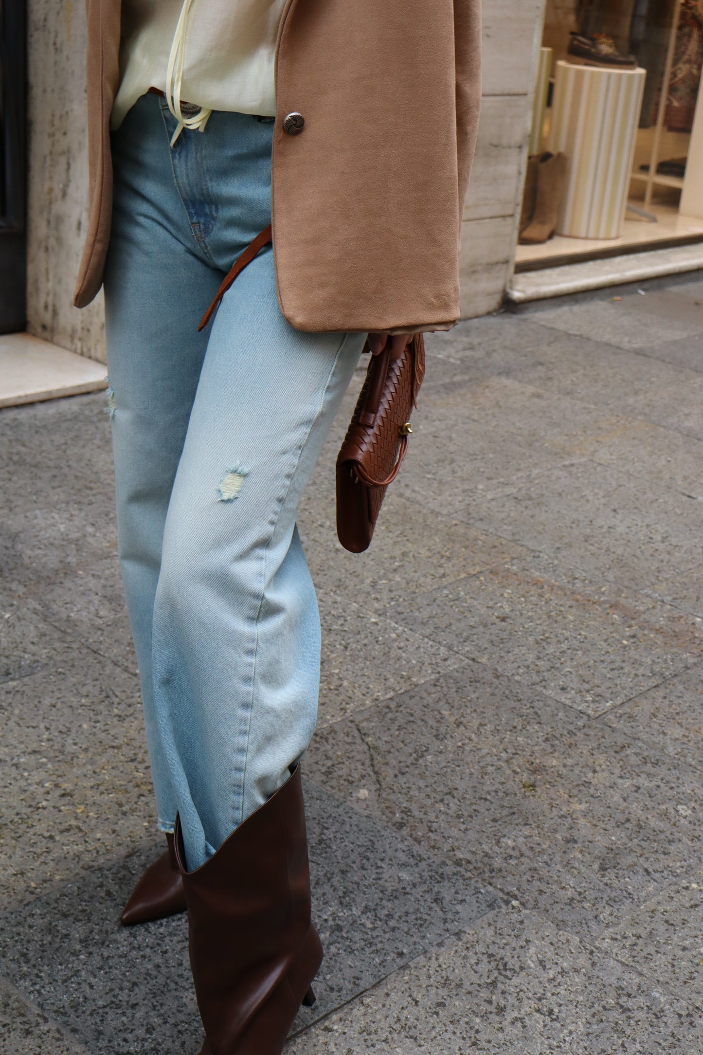 JEANS BOTTONE ASSSIMMETRICO CON STRAPPI AZZURRO