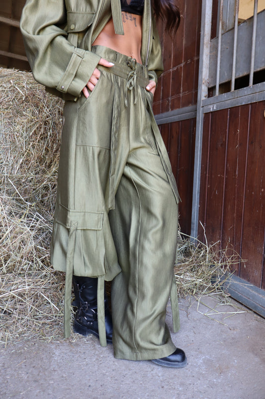PANTALONE CON TASCONI