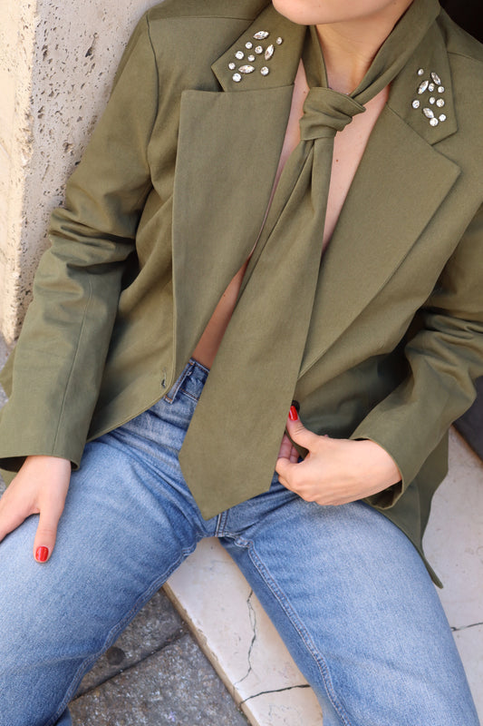 BLAZER OVER CON APPLICAZIONI E CRAVATTA