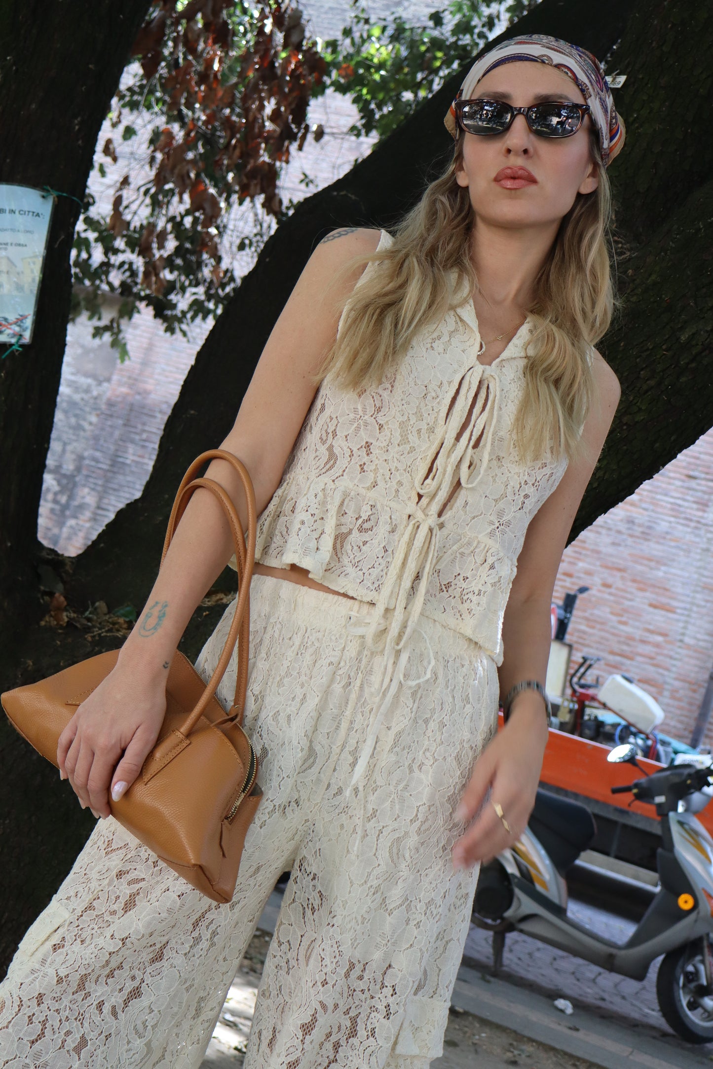 GILET IN PIZZO CON LACCI PANNA