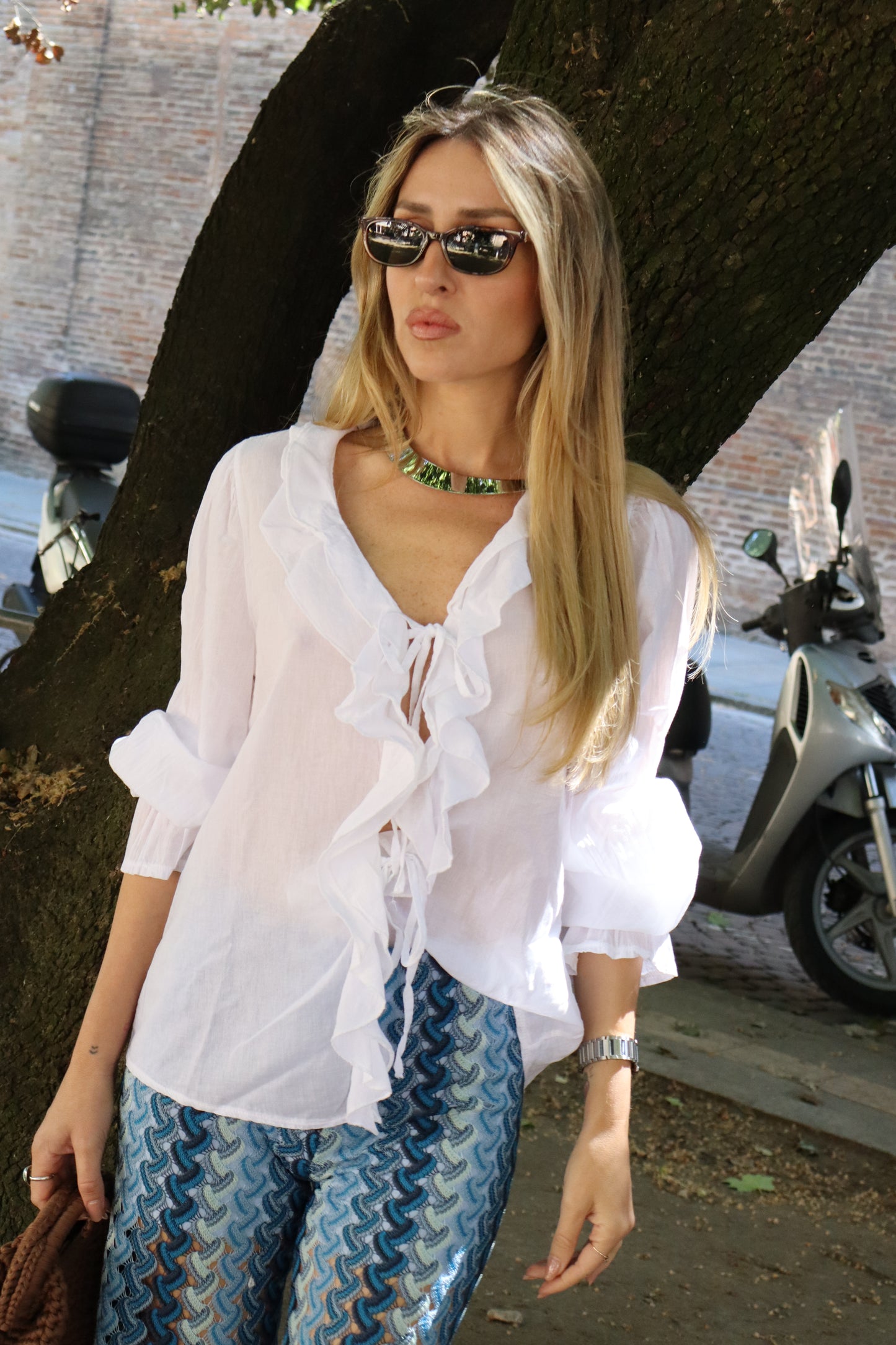 BLUSA CON VOLANT E FIOCCHI