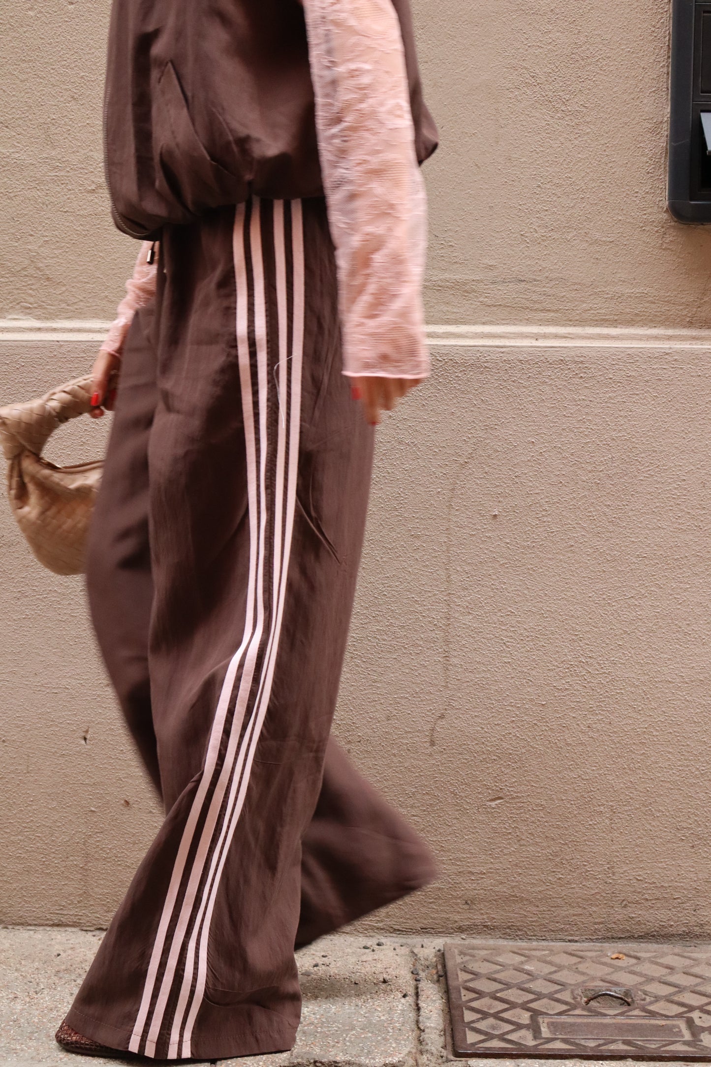 PANTALONE AMPIO CON BANDE