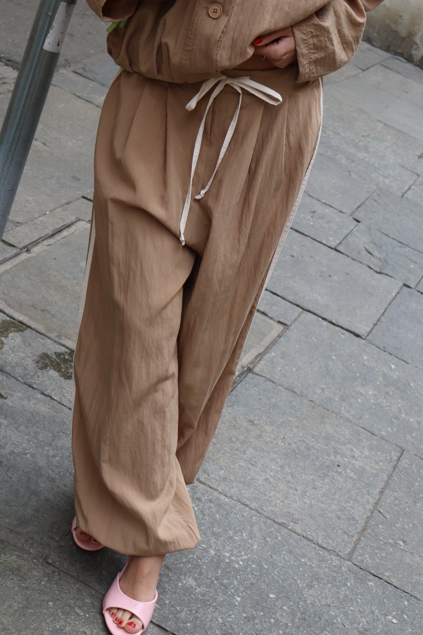 PANTALONE AMPIO CON BANDE ED ELASTICO